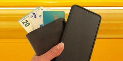 Verschiedene Kreditkarten und Bargeld als Zahlungsmittel für BVG Tickets