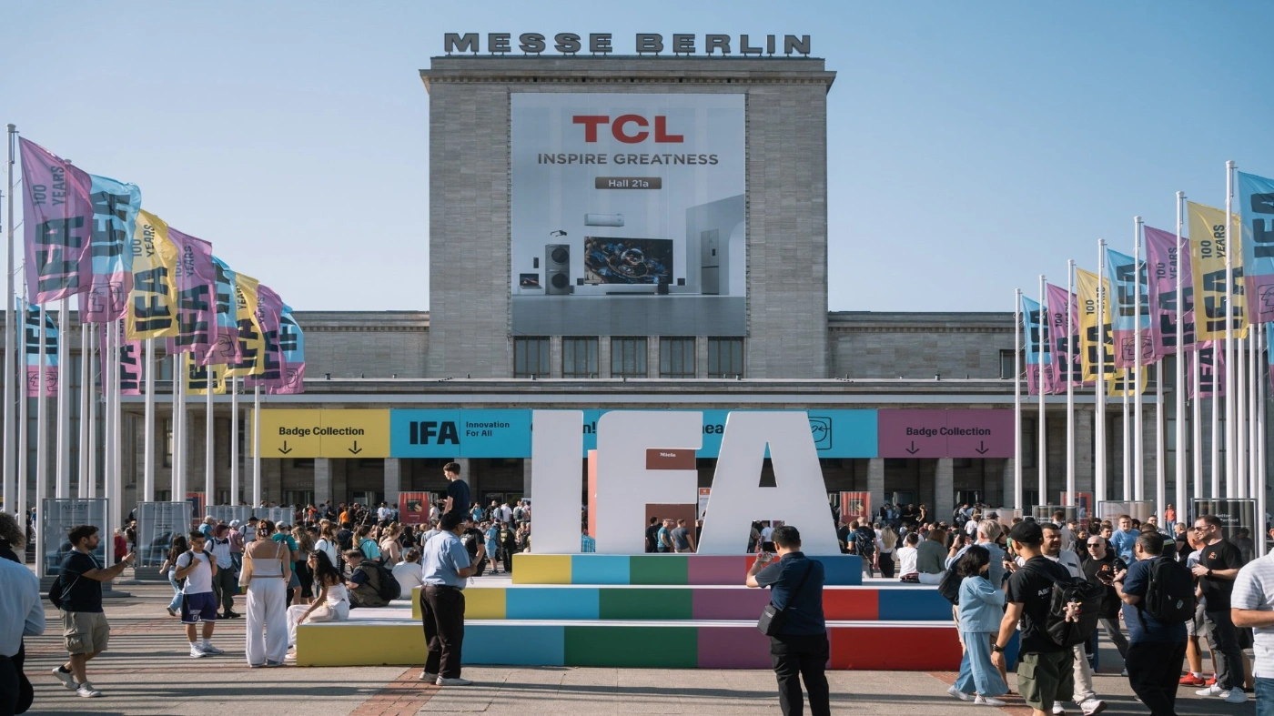 Zu sehen ist ein Vorplatz mit vielen Menschen zur Messe Berlin. Es wird die IFA beworben.