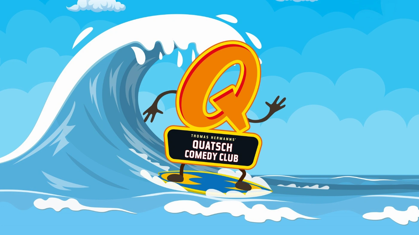 Zu sehen ist ein orangenes "Q" mit gelber Umrandung surfend auf einer Welle. Es bewirbt mit einem Schild den Quatsch Comedy Club.