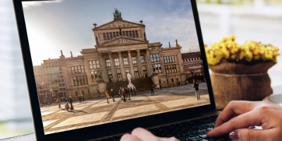 Auf einem aufgeklappten Laptopbildschirm ist das Konzerthaus Berlin zu sehen, Teil der Angebote des BVG Clubs für den Oktober.