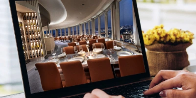 Ein aufgeklappter Laptop, auf dem die Angebotsseite des BVG Club zu sehen ist.