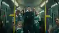 Mitglieder der Füchse Berlin in der U-Bahn.